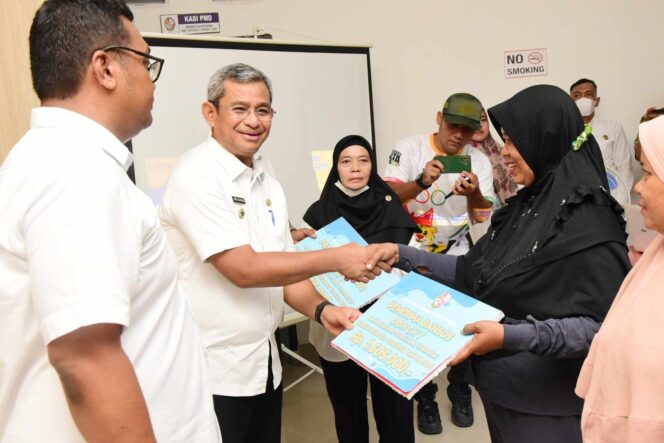 Pj Bupati Salurkan DBH CHT kepada Pembudidaya Tembakau