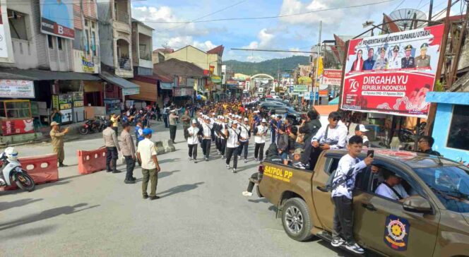 Kirab api PON XXI 2024 Aceh-Sumut, saat melintasi kota Tarutung, Tapanuli Utara. (Foto: lensamata.id/bisnur sitompul)