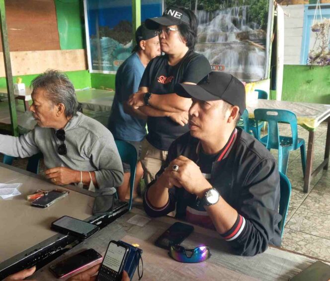 Calon Bupati Taput, Jonius Taripar Parsaoran Hutabarat (JTP), bersama sejumlah awak media di Tarutung