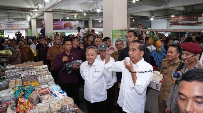 Jelang Habis Masa Jabatan, Jokowi Pamit ke Pedagang Pasar Delimas