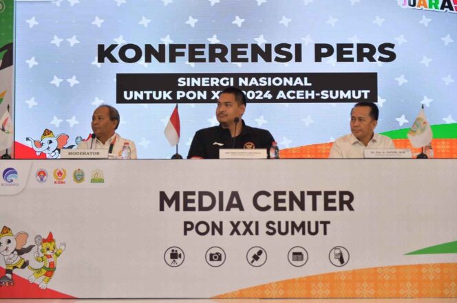 Pj Gubernur Sumatera Utara (Sumut) Agus Fatoni mendampingi Menteri Pemuda dan Olahraga Dito Ariotejo pada Konferensi Pers mengenai pelaksanaan PON XXI 2024 Aceh-Sumut di Media Center Utama PON XXI Sumut Jalan Kapten Maulan Lubis, Kota Medan