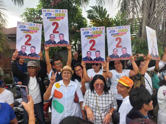 Massa pendukung calon Bupati dan Wakil Bupati Taput, JTP-DENS, bergembira dan senang dapat nomor urut 2. (lensamata.id/bisnur sitompul)