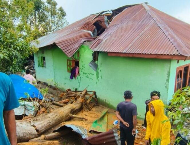 Seorang Warga Tewas, Delapan Rumah Rusak Akibat Hujan Deras Disertai Angin Puting Beliung di Siborongborong