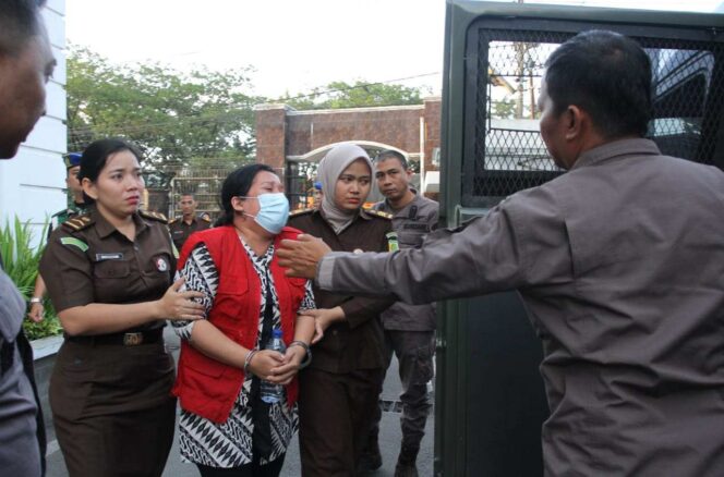 2 Oknum PNS Tapteng Diboyong ke Mobil Tahanan Kejati Sumut