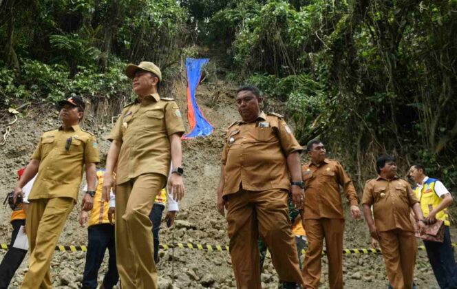 Pj Gubernur Sumut Tinjau Lokasi Longsor Sibolangit, Minta Masyarakat Tetap Waspada