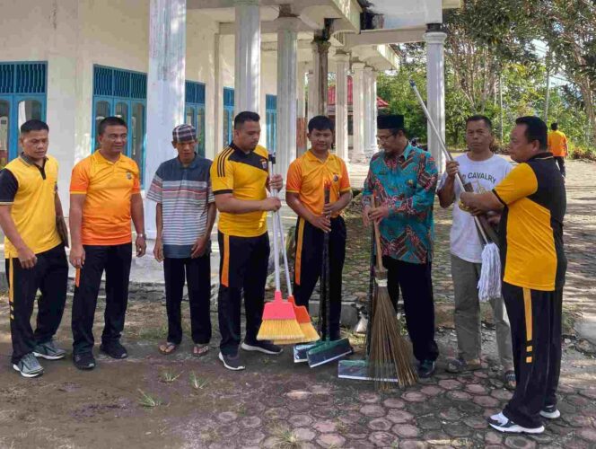Wujud Peduli dan Ciptakan Ramadhan Suci, Polres Pakpak Bharat dan Jajaran Lakukan Bersih – Bersih Mesjid 