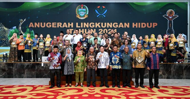Wagub Sumut Serahkan Penghargaan Lingkungan Hidup 2024
