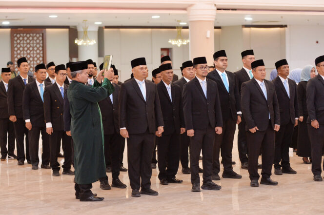 Lantik 103 Pejabat Administrator dan Fungsional, Gubernur Bobby Minta Dapat Bekerja Sama dan Berkolaborasi