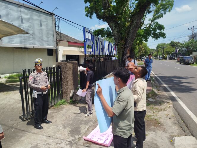Kelompok Massa Demo Didepan Kantor DPD Partai Demokrat Sumut Minta Pengurus Partai Lakukan Sanksi Tegas Terhadap FA