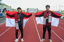 Peraih Medali Emas, Anugerah Setiawan (kanan) dan Peraih Medali Perak, Asyrafi (kiri) asal Indonesia pada nomor Lari Gawang 110m U20 melakukan selebrasi usai Upacara Penghormatan Pemenang pada Kejuaraan Atletik Asia Tenggara U18 & U20 2025 di Stadion Madya Atletik, Sumut Sport Center, Kabupaten Deli Serdang, Sabtu (15/11/2025). (Foto : Dinas Komunikasi dan Informatika Provinsi Sumut / Imam Syahputra)