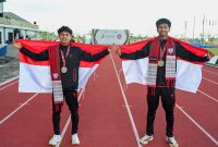 Peraih Medali Emas, Anugerah Setiawan (kanan) dan Peraih Medali Perak, Asyrafi (kiri) asal Indonesia pada nomor Lari Gawang 110m U20 melakukan selebrasi usai Upacara Penghormatan Pemenang pada Kejuaraan Atletik Asia Tenggara U18 & U20 2025 di Stadion Madya Atletik, Sumut Sport Center, Kabupaten Deli Serdang, Sabtu (15/11/2025). (Foto : Dinas Komunikasi dan Informatika Provinsi Sumut / Imam Syahputra)