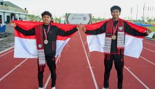 Peraih Medali Emas, Anugerah Setiawan (kanan) dan Peraih Medali Perak, Asyrafi (kiri) asal Indonesia pada nomor Lari Gawang 110m U20 melakukan selebrasi usai Upacara Penghormatan Pemenang pada Kejuaraan Atletik Asia Tenggara U18 & U20 2025 di Stadion Madya Atletik, Sumut Sport Center, Kabupaten Deli Serdang, Sabtu (15/11/2025). (Foto : Dinas Komunikasi dan Informatika Provinsi Sumut / Imam Syahputra)
