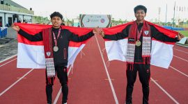 Peraih Medali Emas, Anugerah Setiawan (kanan) dan Peraih Medali Perak, Asyrafi (kiri) asal Indonesia pada nomor Lari Gawang 110m U20 melakukan selebrasi usai Upacara Penghormatan Pemenang pada Kejuaraan Atletik Asia Tenggara U18 & U20 2025 di Stadion Madya Atletik, Sumut Sport Center, Kabupaten Deli Serdang, Sabtu (15/11/2025). (Foto : Dinas Komunikasi dan Informatika Provinsi Sumut / Imam Syahputra)