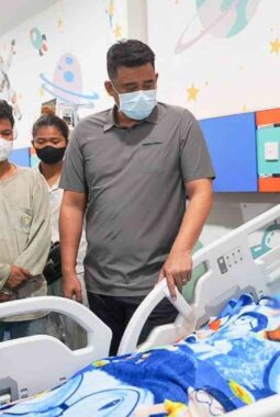 Gubernur Bobby Jenguk Siswi SMKN 1 Berastagi yang Dirawat Intensif, Minta Kasus MBG Tak Berulang