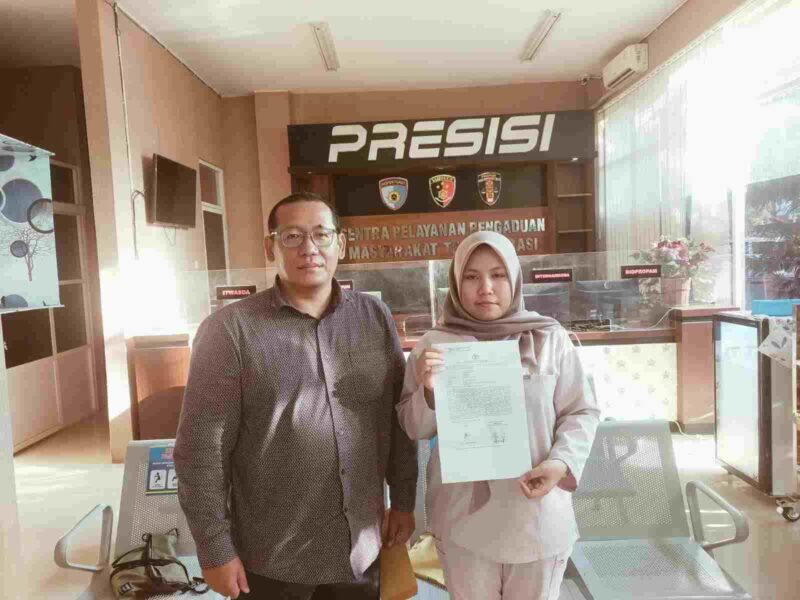 drg. Fradina didampingi Kuasa Hukum Makmur Malau, SH saat membuat laporan di Polda Sumut. (ist/nik)