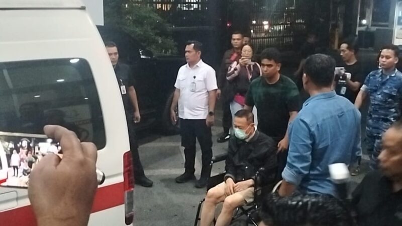 Alexander Halim alias Akuang saat keluar dari kantor Kejati Sumut (ist/andry)